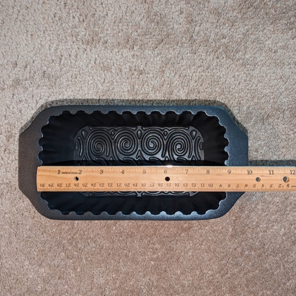 Technique Scroll Design Loaf Pan - Picture 3 of 7